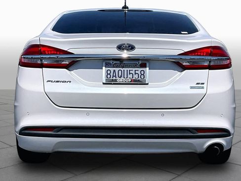 Used 2017 Ford Fusion SE w/ Fusion SE Technology Package FWD image 4