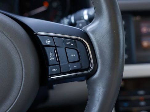 Used 2017 Jaguar XF Prestige image 27