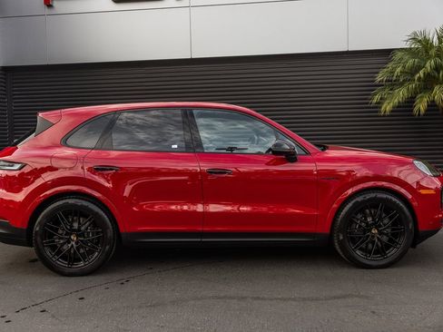 Certified 2025 Porsche Cayenne E-Hybrid image 10