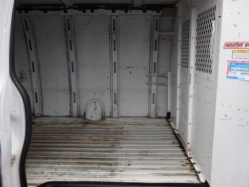 Used 2018 Chevrolet Express 2500 Extended image 5