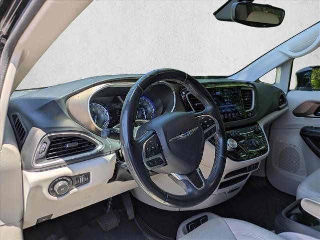 Used 2017 Chrysler Pacifica Touring-L w/ Tire & Wheel Group FWD image 10