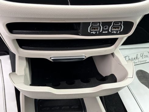 Used 2024 Chrysler Pacifica Touring-L image 9