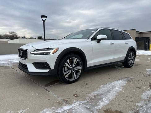 Certified 2025 Volvo V60 B5 Cross Country Plus image 4