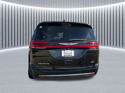 New 2026 Chrysler Pacifica Select image 4