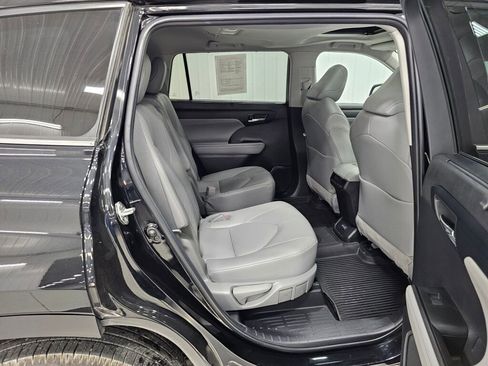 Used 2022 Toyota Highlander XLE AWD/4WD image 19