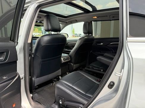Used 2016 Toyota Highlander Limited Platinum AWD/4WD image 18