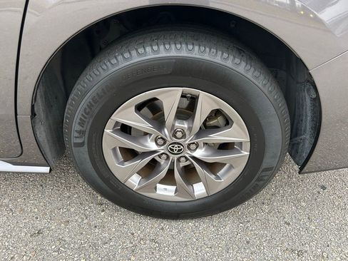 Used 2021 Toyota Sienna XLE image 9