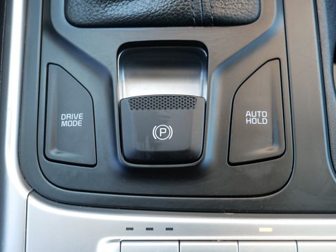 Used 2025 Kia Carnival FWD image 32