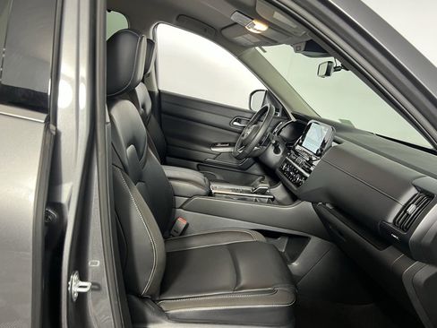 Used 2024 Nissan Pathfinder SL w/ Black Appearance Package image 32