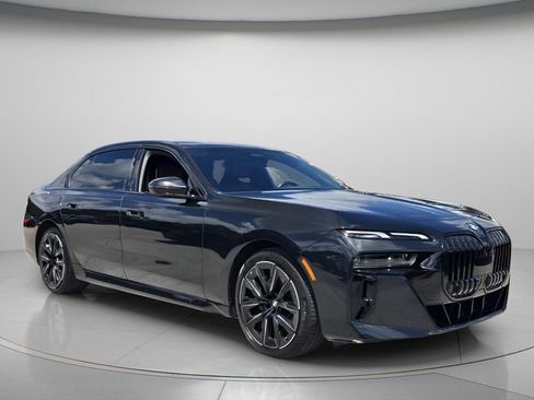 Used 2023 BMW 740i w/ Parking Assistance Package RWD image 9
