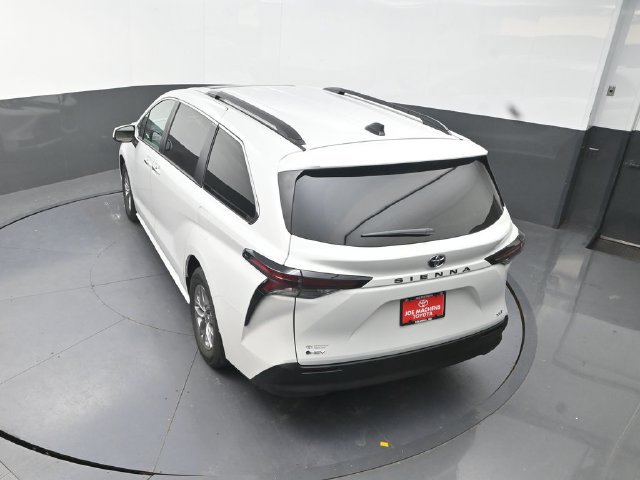 Used 2026 Toyota Sienna XLE FWD image 26