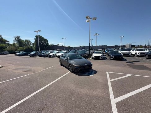 Used 2025 Hyundai Elantra Limited FWD image 15