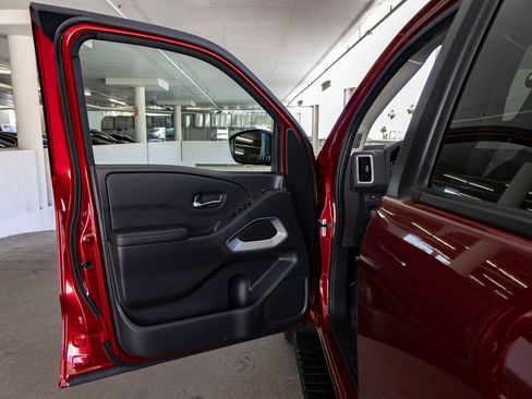Used 2025 Nissan Frontier SV w/ SV Convenience Package RWD image 12