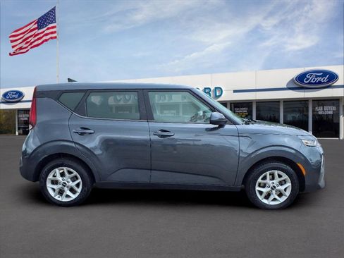 Used 2022 Kia Soul LX w/ Technology Package image 2