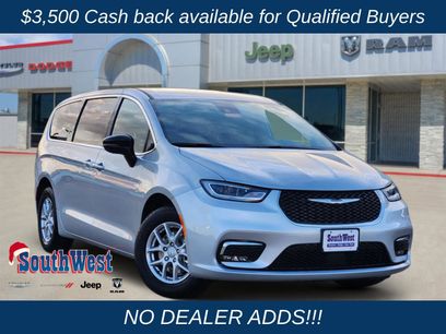 New 2026 Chrysler Pacifica Select