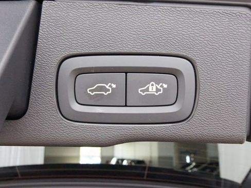 Certified 2025 Volvo XC60 B5 Core AWD/4WD image 30