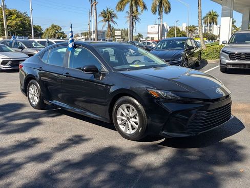 Used 2025 Toyota Camry LE image 3