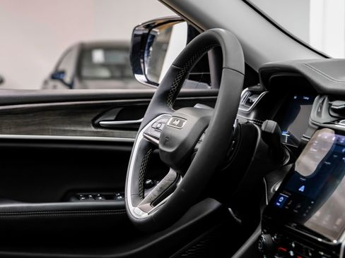 Used 2023 Jeep Grand Cherokee L Limited image 18