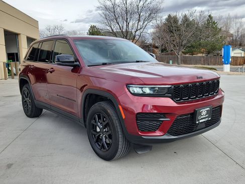 Used 2024 Jeep Grand Cherokee Altitude AWD/4WD image 7