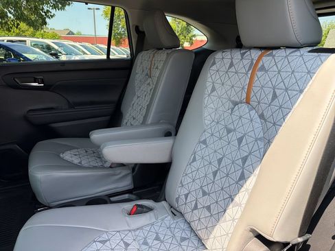 Used 2022 Toyota Highlander Bronze Edition AWD/4WD image 29