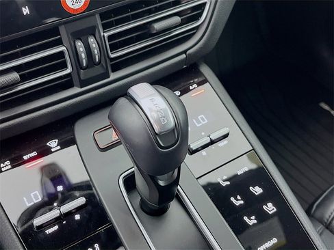 Certified 2025 Porsche Macan image 18