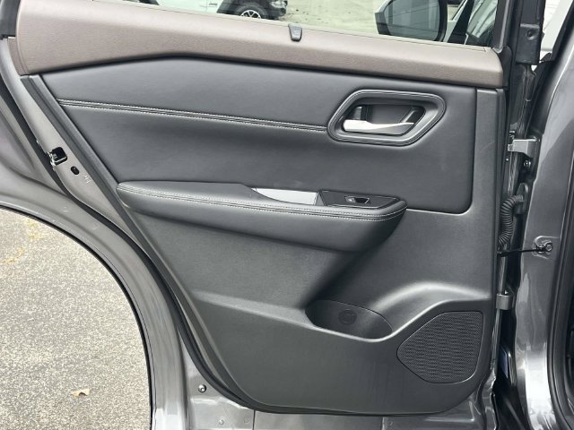 Used 2023 Nissan Rogue SV w/ SV Premium B Package FWD image 17
