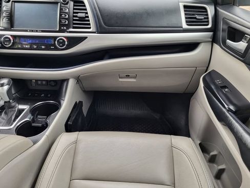 Used 2017 Toyota Highlander XLE AWD/4WD image 28