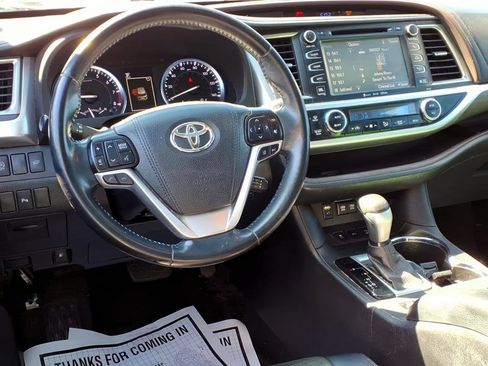 Used 2017 Toyota Highlander Limited image 10