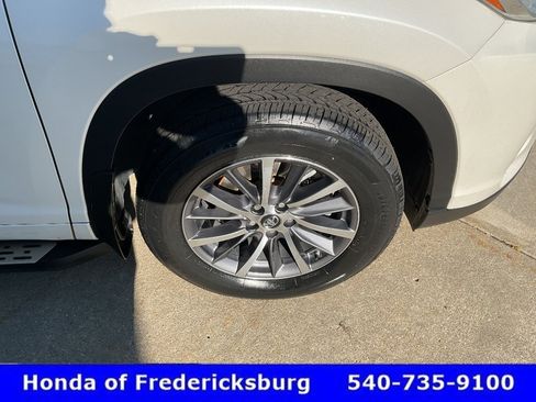Used 2018 Toyota Highlander XLE AWD/4WD image 13