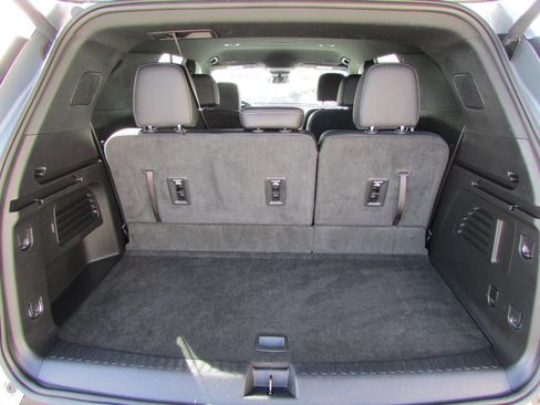 Used 2025 Chevrolet Traverse LT image 30