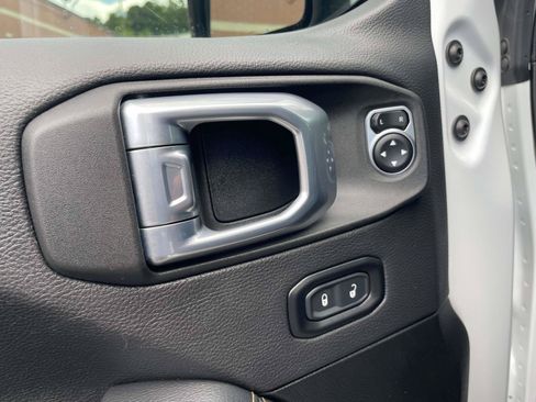Used 2022 Jeep Gladiator Overland AWD/4WD image 6