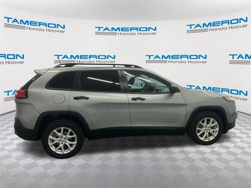 Used 2016 Jeep Cherokee Sport image 6