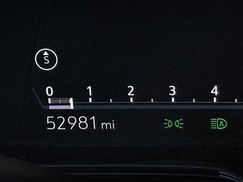 Used 2024 Cadillac Escalade ESV Premium Luxury image 9