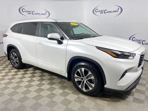 Used 2023 Toyota Highlander XLE AWD/4WD image 1