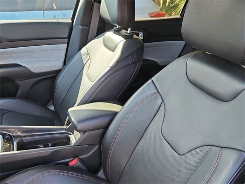 Used 2023 Jeep Compass Latitude image 3