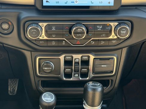 Used 2018 Jeep Wrangler Unlimited Sahara AWD/4WD image 25