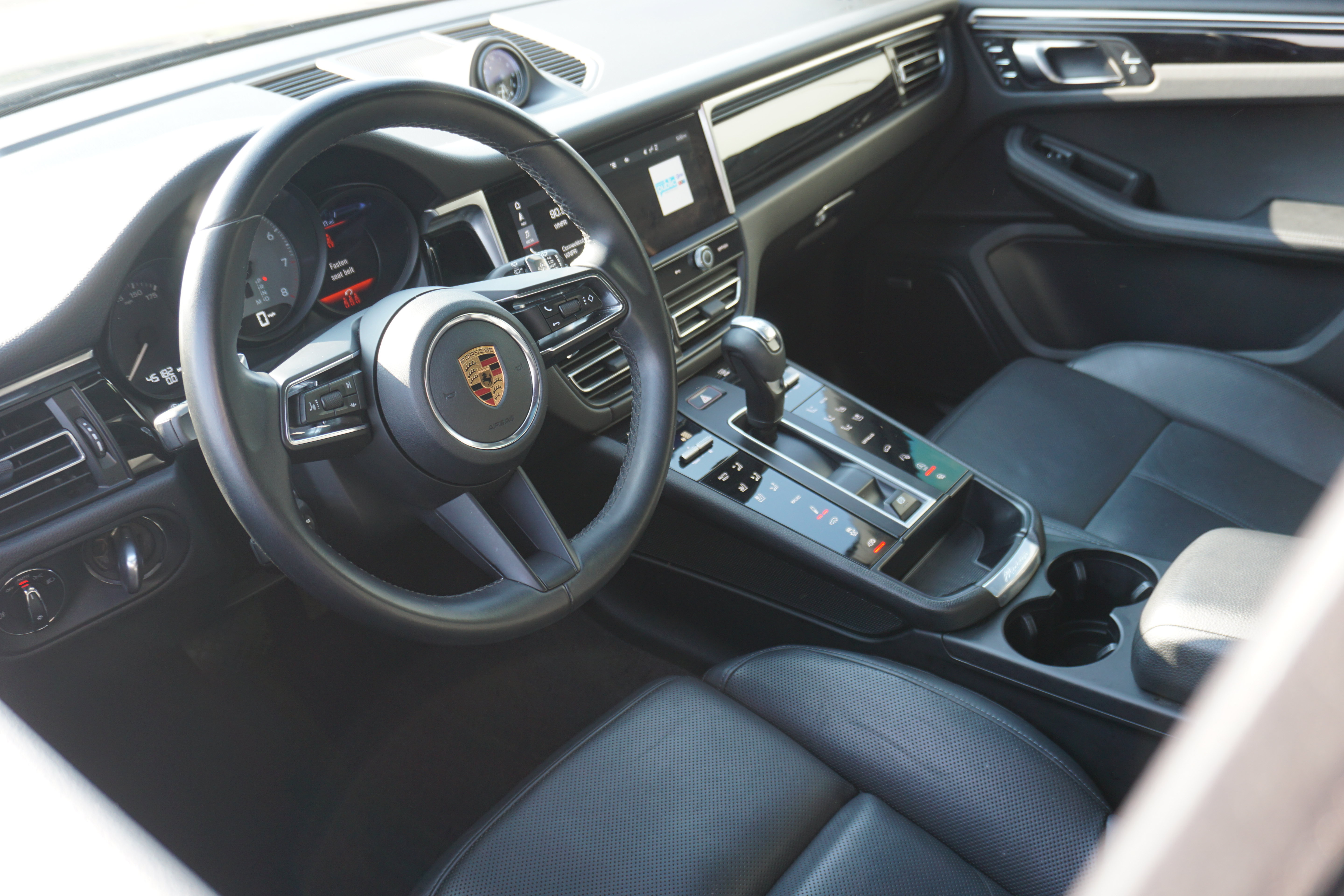 Certified 2022 Porsche Macan S AWD/4WD image 4