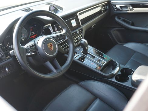 Certified 2022 Porsche Macan S AWD/4WD image 4