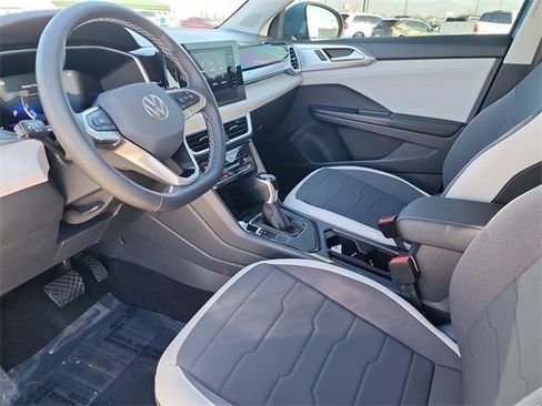 Certified 2025 Volkswagen Taos SE image 11