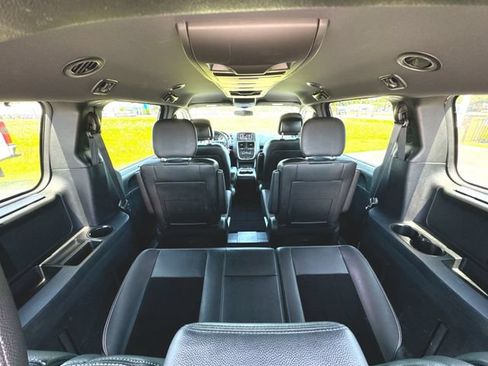 Used 2016 Dodge Grand Caravan SXT FWD image 18