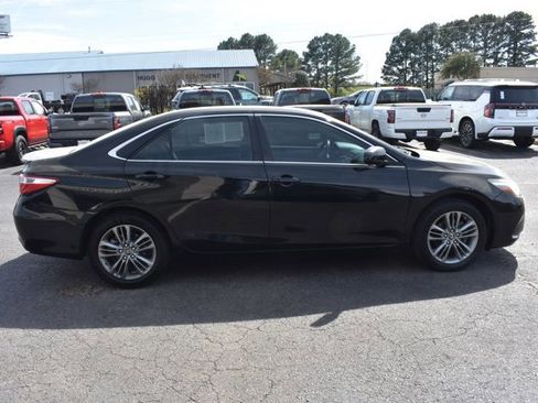 Used 2017 Toyota Camry SE image 4