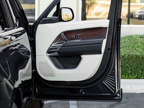 Used 2023 Land Rover Range Rover SE image 25