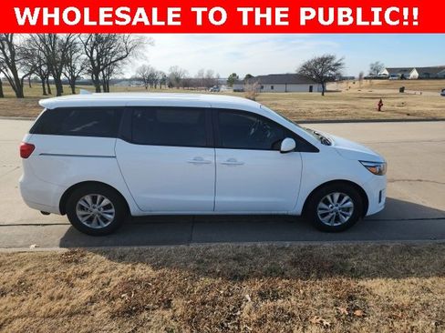 Used 2016 Kia Sedona L image 2