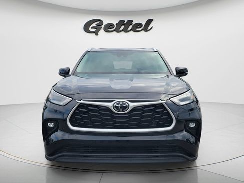 Used 2023 Toyota Highlander XLE FWD image 2