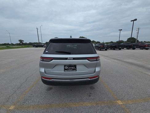 Used 2025 Jeep Grand Cherokee Laredo AWD/4WD image 4