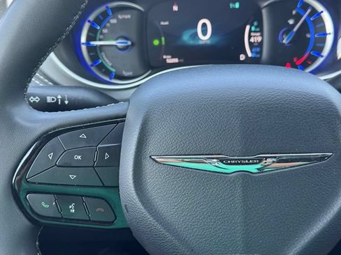 Certified 2024 Chrysler Pacifica Limited FWD image 24