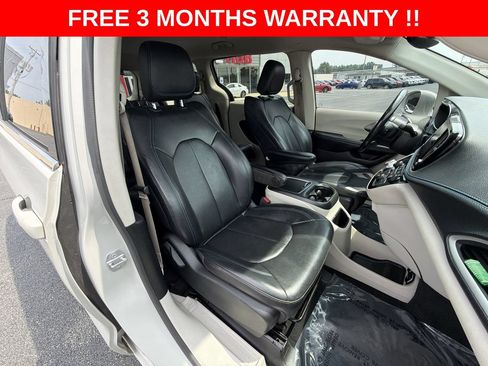 Used 2021 Chrysler Pacifica Touring-L FWD image 20