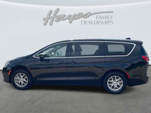 Used 2024 Chrysler Pacifica Touring-L FWD image 6