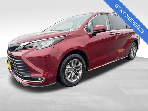 Used 2022 Toyota Sienna XLE image 3