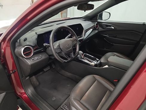Used 2025 Chevrolet Trax RS w/ Sunroof Package FWD image 13